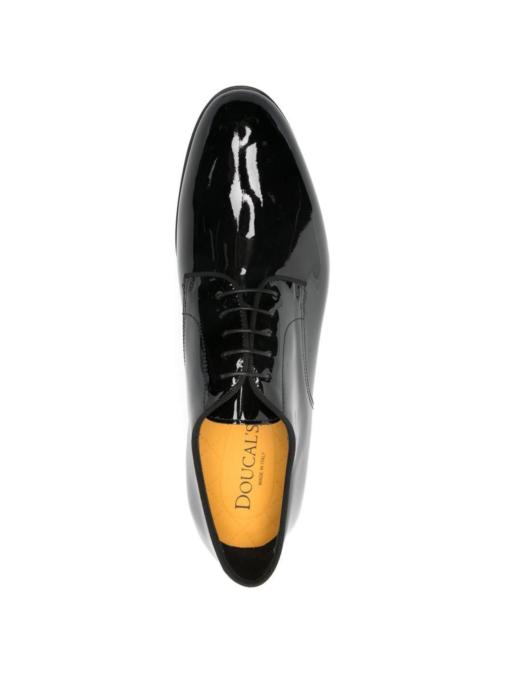 Derby in pelle verniciata in nero Doucal's - uomo 