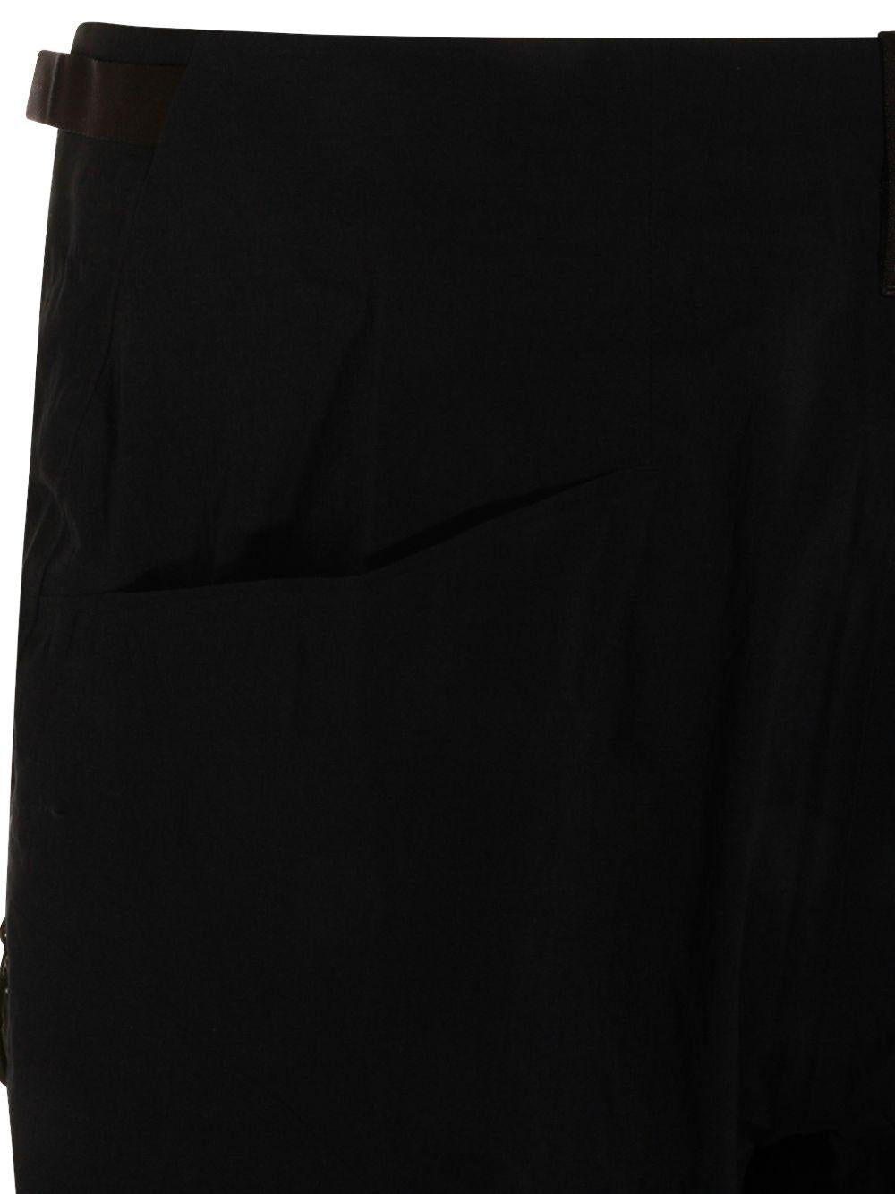 Pantaloni spere cargo in nero 
