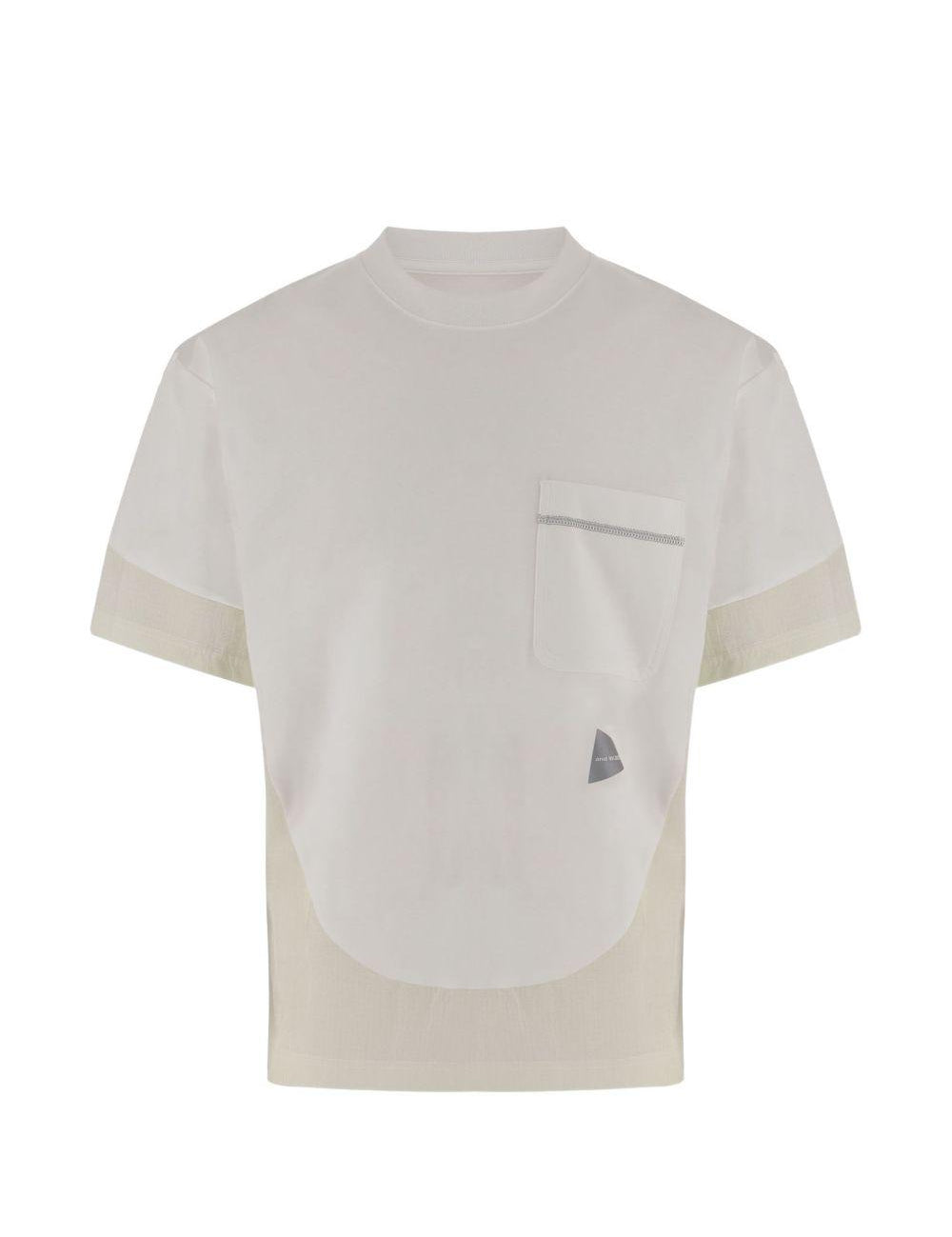 T-shirt a maniche corte con tasca in bianco And wander - uomo 