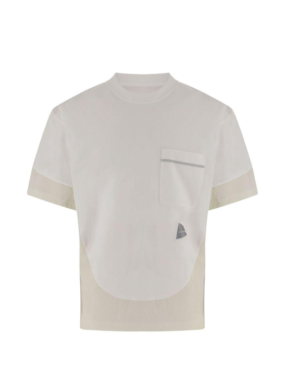 T-shirt a maniche corte con tasca in bianco And wander - uomo 