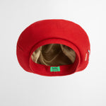 Basco con logo in rosso 