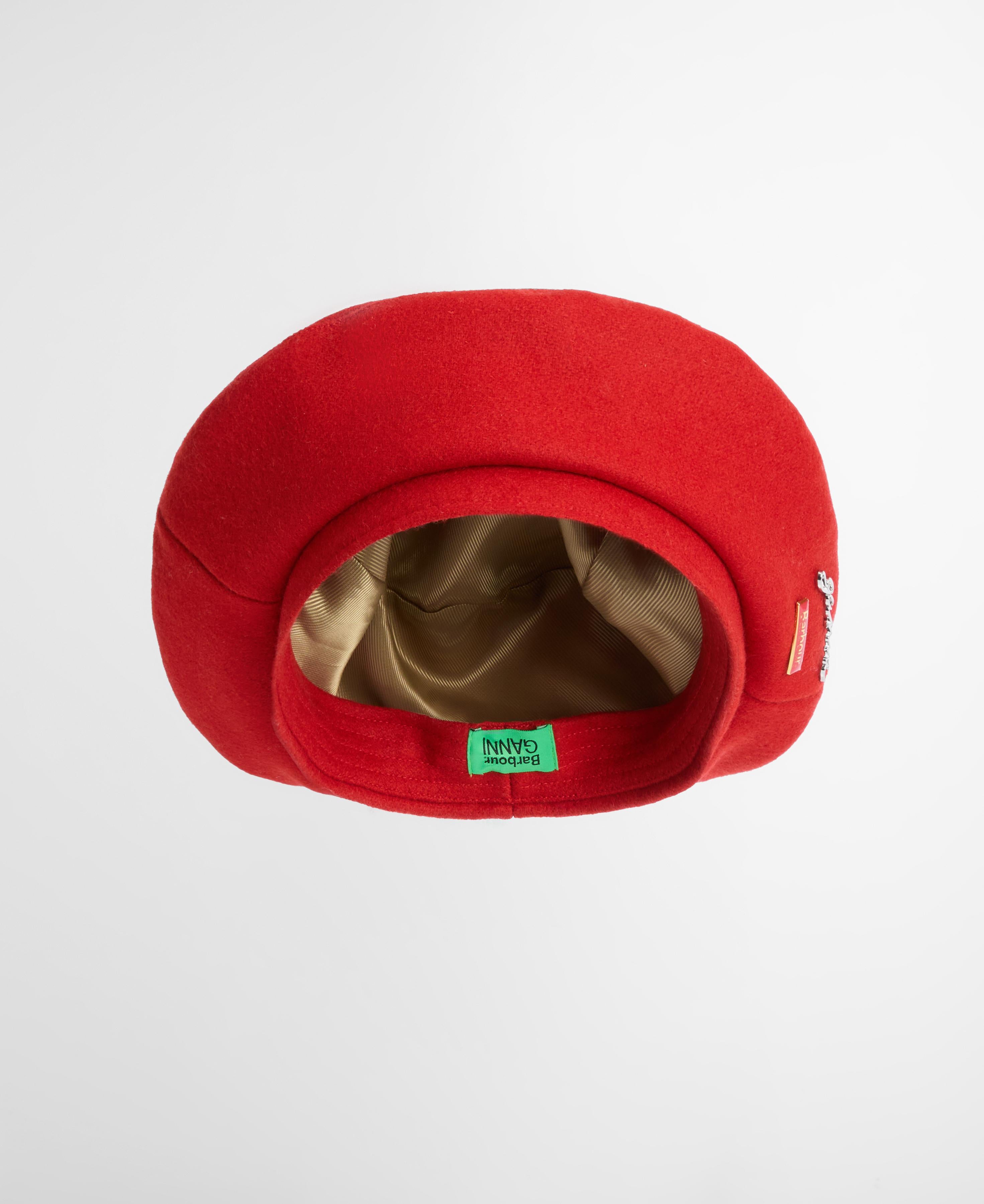 Basco con logo in rosso 