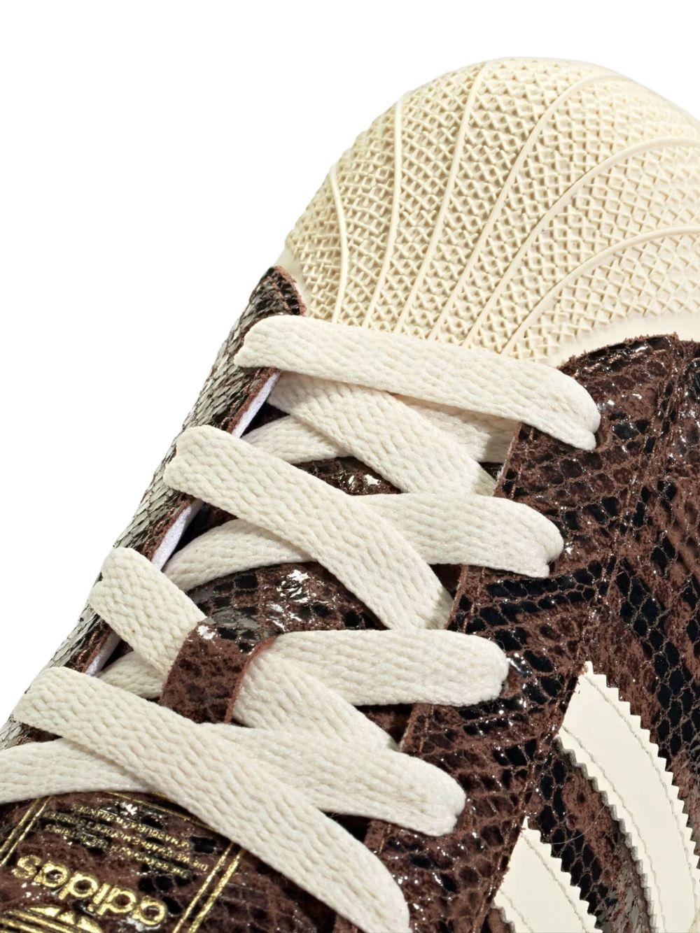 Sneakers superstar stampa animalier in marrone 