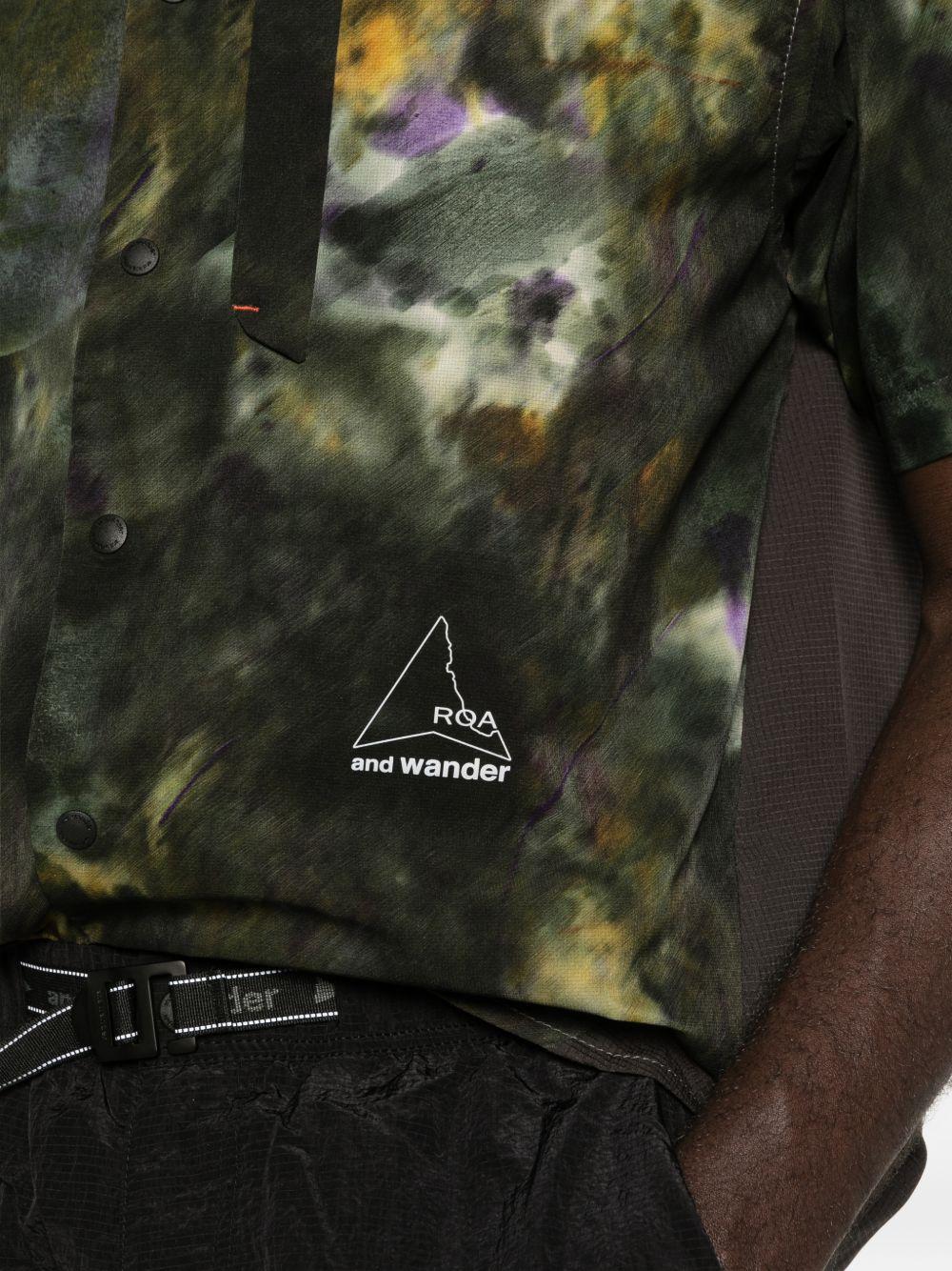 Camicia a maniche corte con stampa grafica in verde Roa x and wander - uomo 
