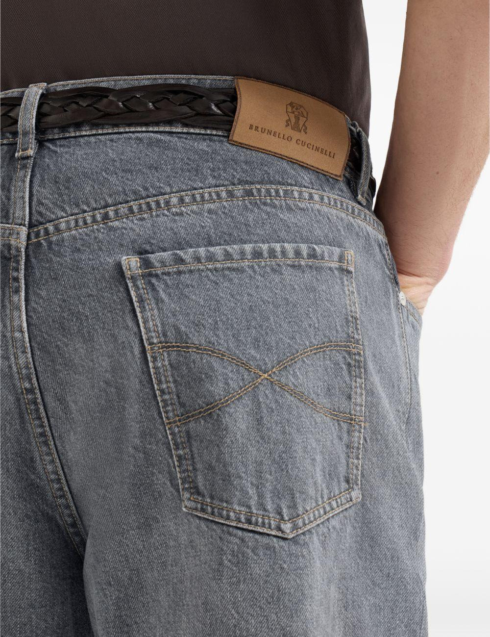 Jeans a cinque tasche in denim grigio con vestibilità iconica. In grigio Brunello cucinelli - uomo 