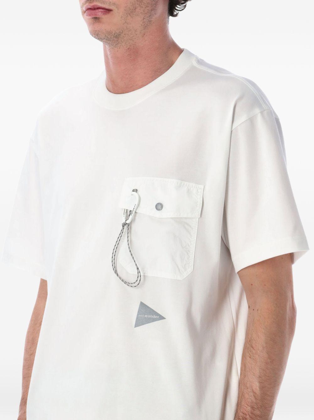 T-shirt con tasca a patta in bianco And wander - uomo 