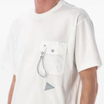 T-shirt con tasca a patta in bianco And wander - uomo 