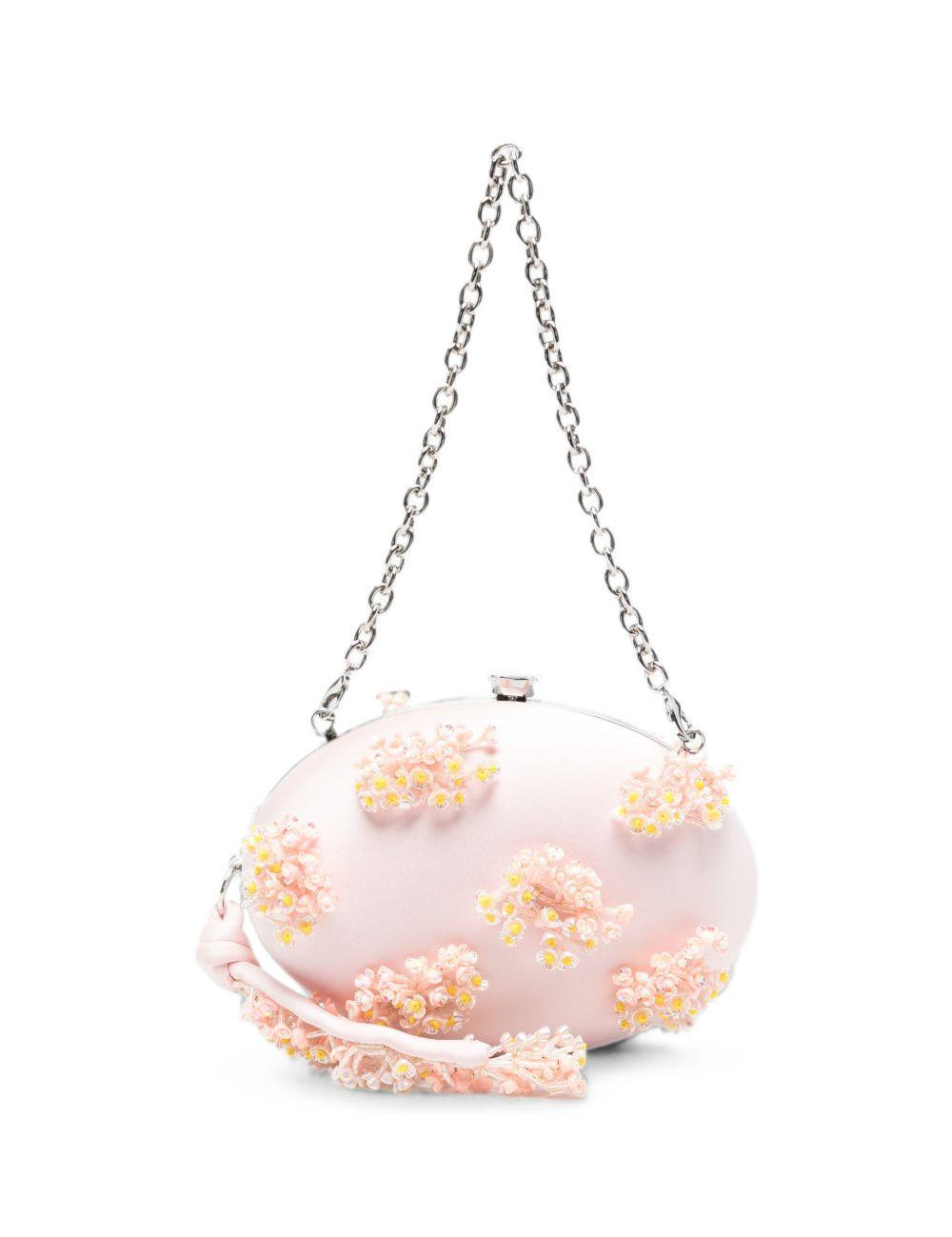 Clutch in raso rosa con decorazioni floreali 