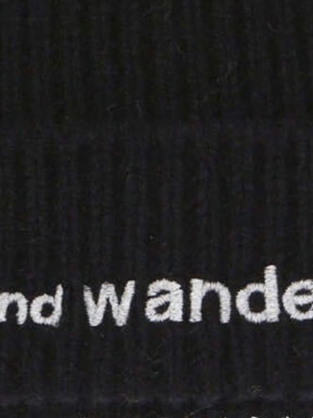 Berretto con logo ricamato in nero And wander - uomo 