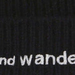 Berretto con logo ricamato in nero And wander - uomo 