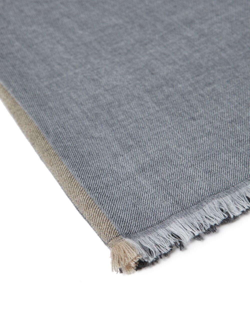 Sciarpa con bordi sfrangiati in grigio Brunello cucinelli - uomo 