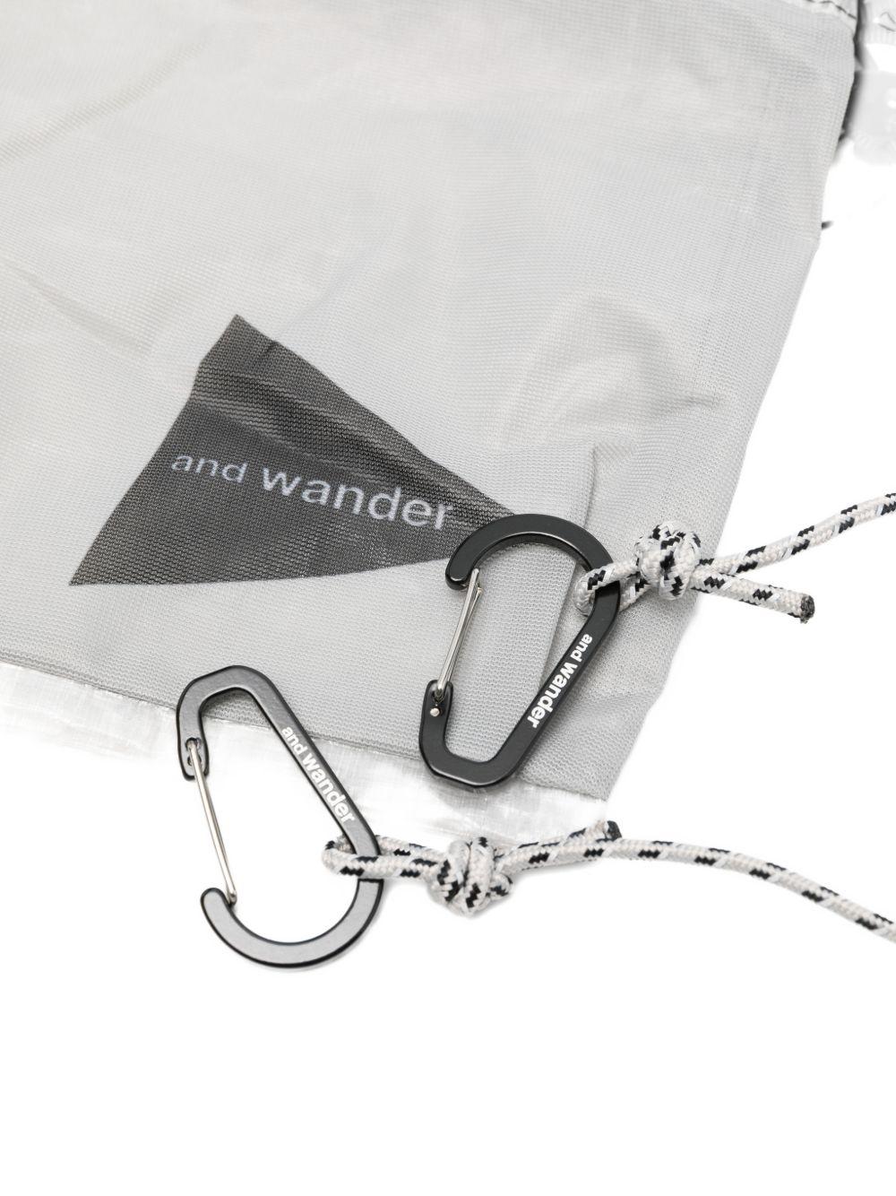 Borsa a tracolla con stampa logo in grigio And wander - uomo 