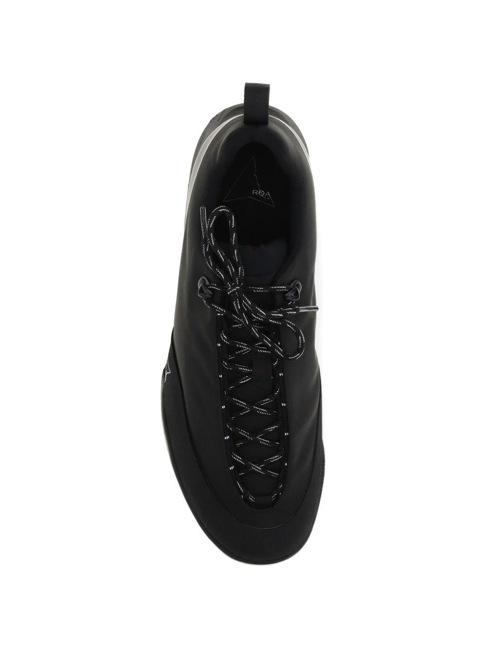 Sneakers allacciate con logo cingino in nero Roa - uomo 