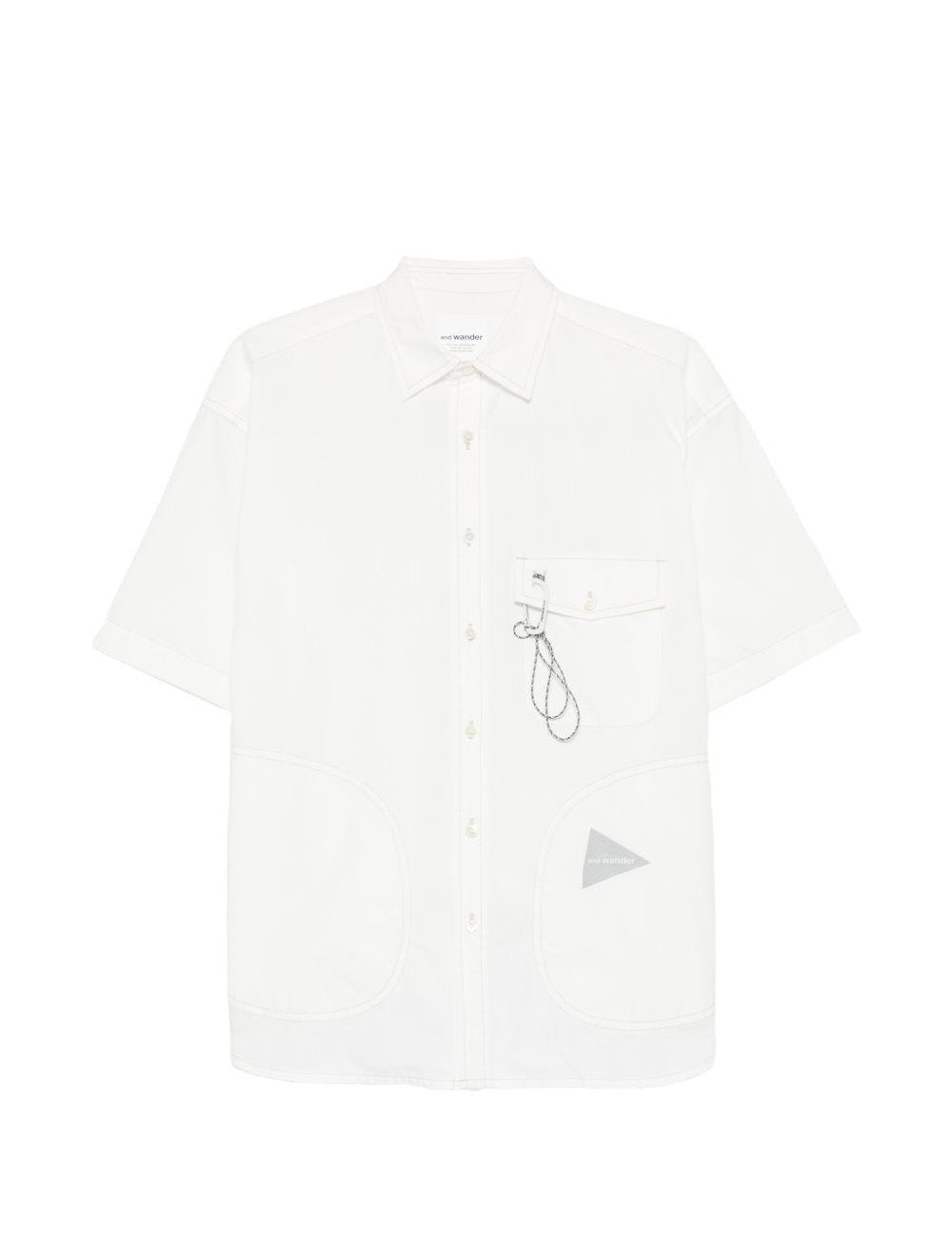 Camicia a maniche corte con moschettone in bainco And wander - uomo 