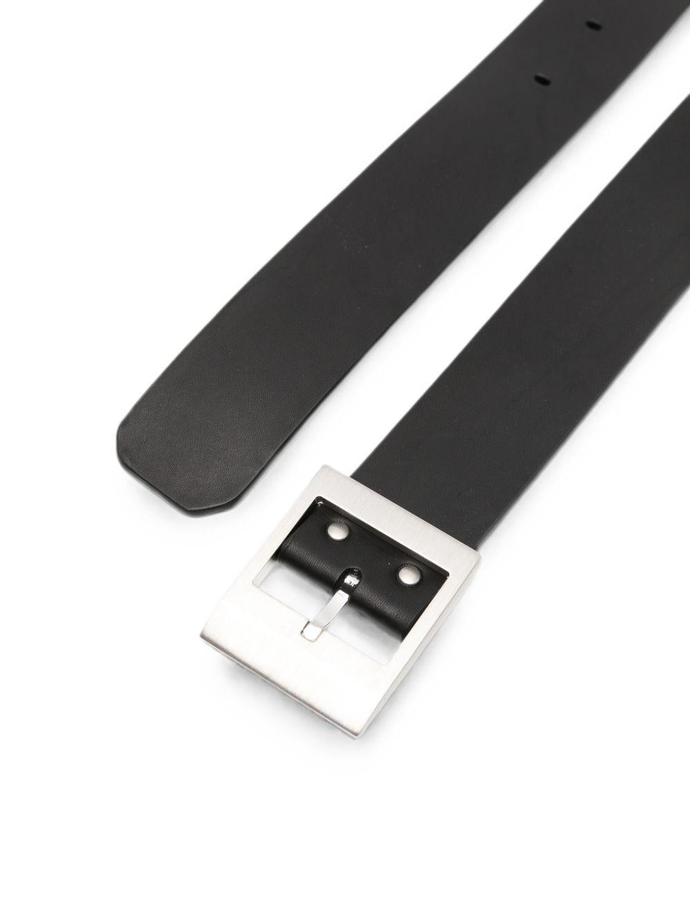 Cintura in pelle nera con fibbia 