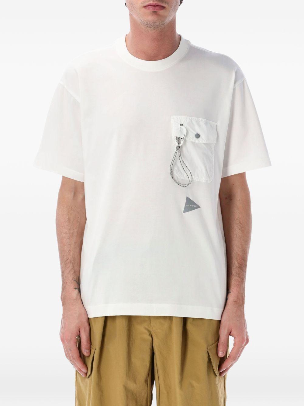 T-shirt con tasca a patta in bianco And wander - uomo 