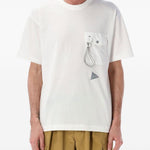 T-shirt con tasca a patta in bianco And wander - uomo 