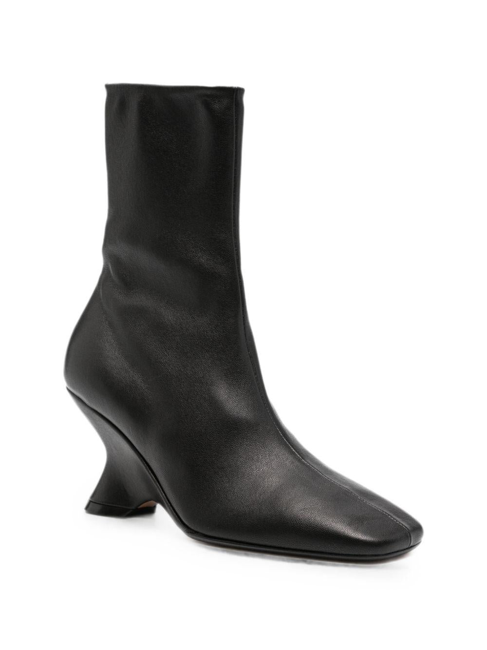 Stivaletti con tacco in pelle in nero 