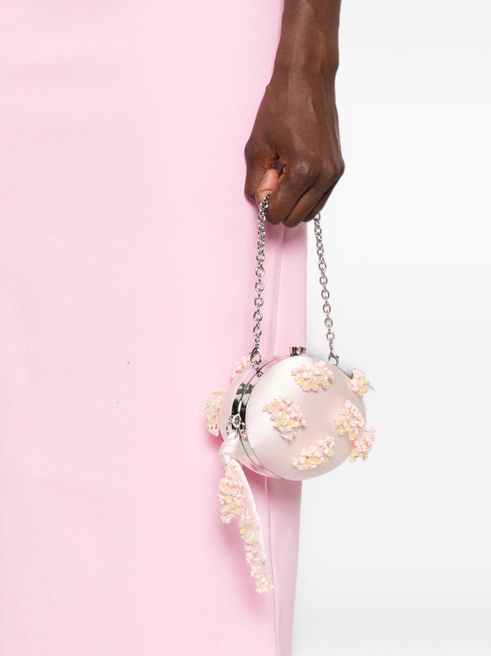 Clutch in raso rosa con decorazioni floreali 