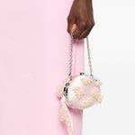 Clutch in raso rosa con decorazioni floreali 