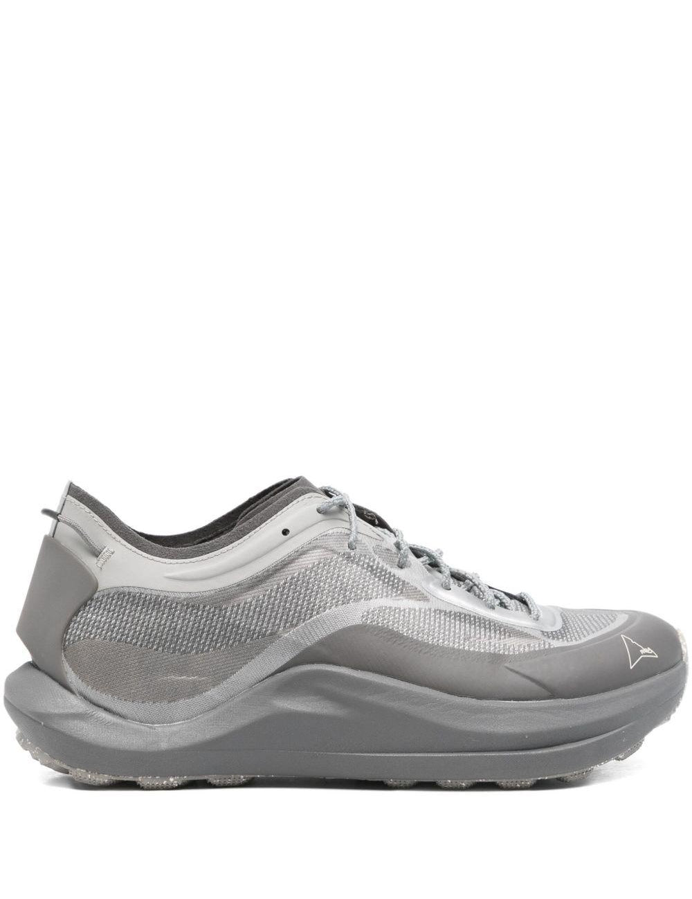Sneakers con lacci in grigio 