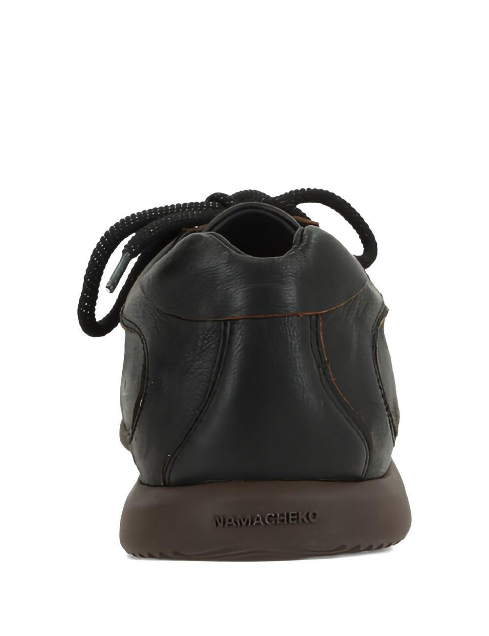 Sneakers in pelle con lacci in nero 