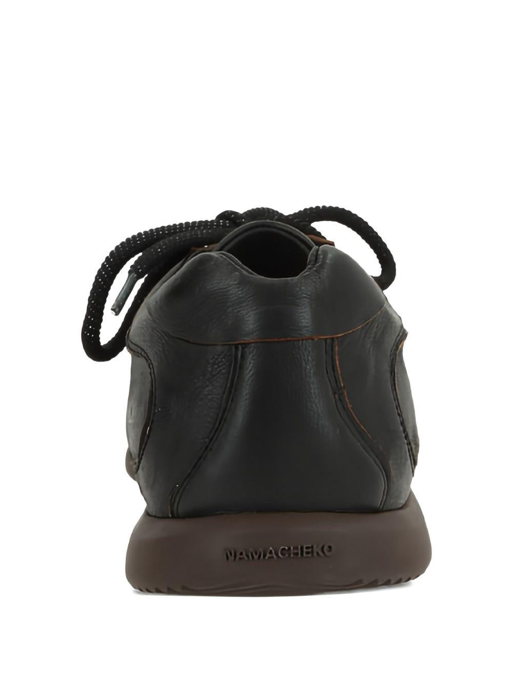 Sneakers in pelle con lacci in nero 