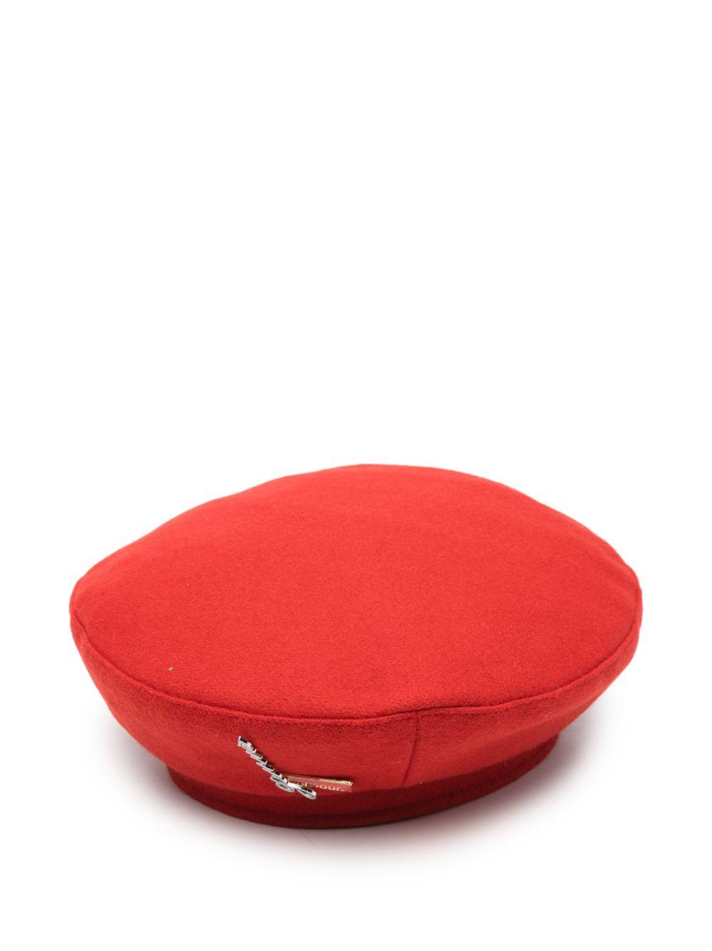 Basco con logo in rosso 