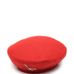 Basco con logo in rosso 