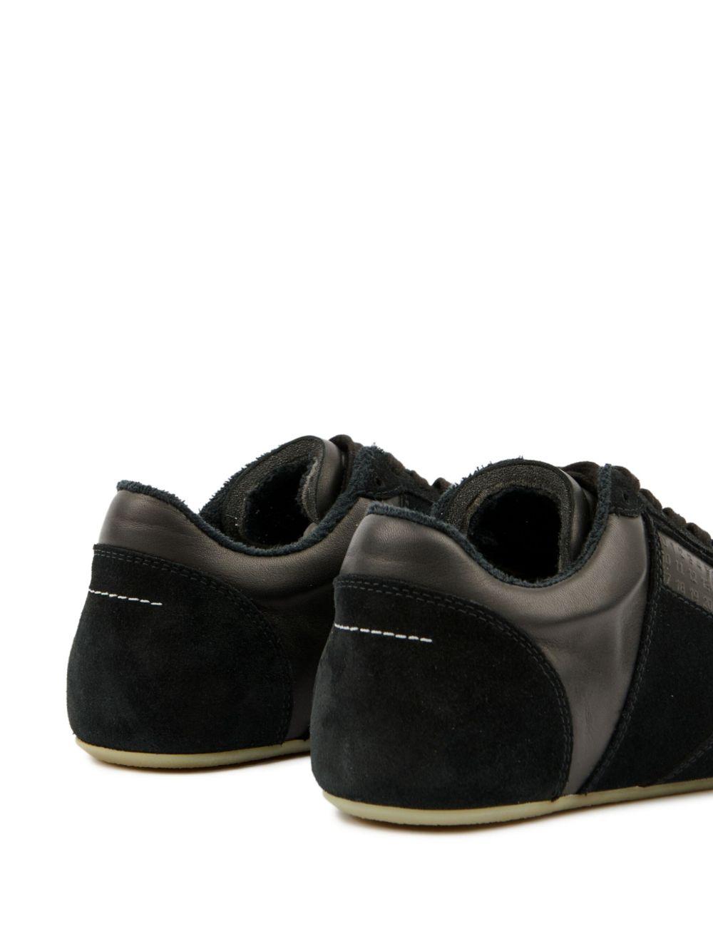 Sneakers con grafica numerica in nero 