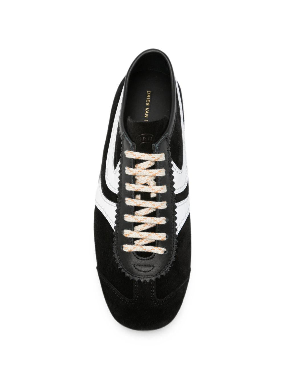 Sneakers a pannelli in pelle in nero 
