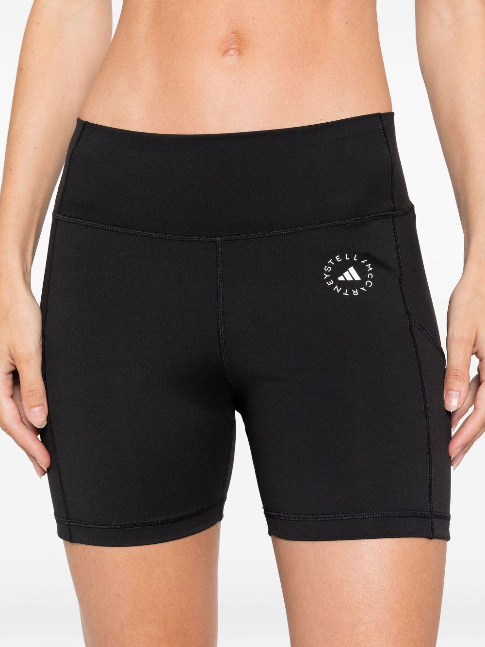 Abito sportivo con shorts e logo in nero 