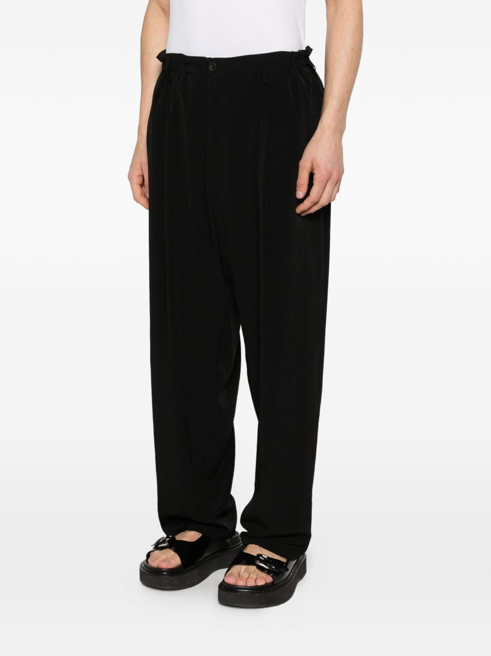 Pantaloni con pieghe frontali in nero Yohji yamamoto - uomo 