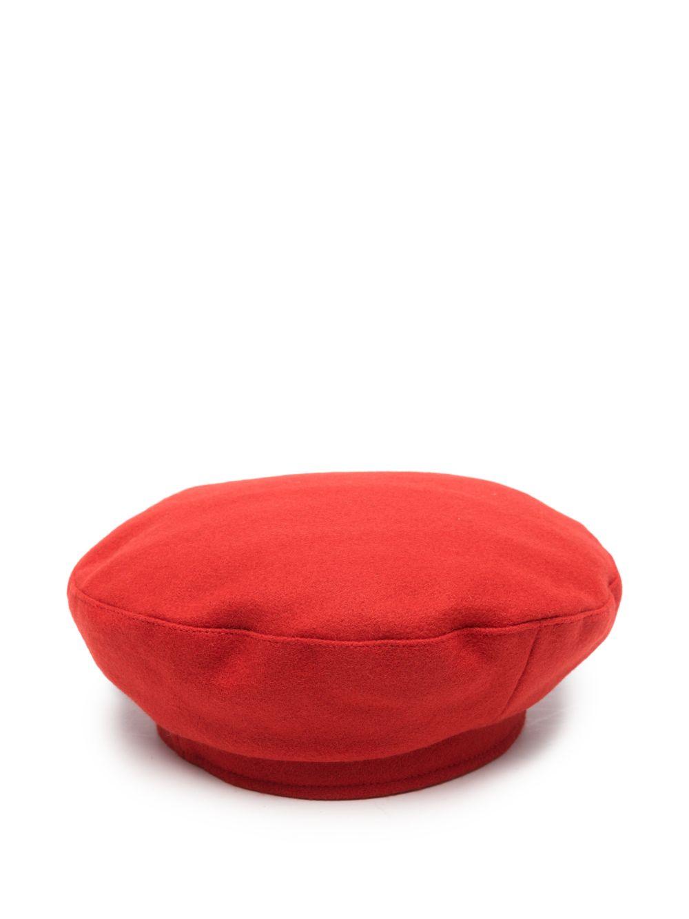 Basco con logo in rosso 