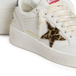 Sneakers in pelle con stampa leopardata in bianco Golden goose - donna 