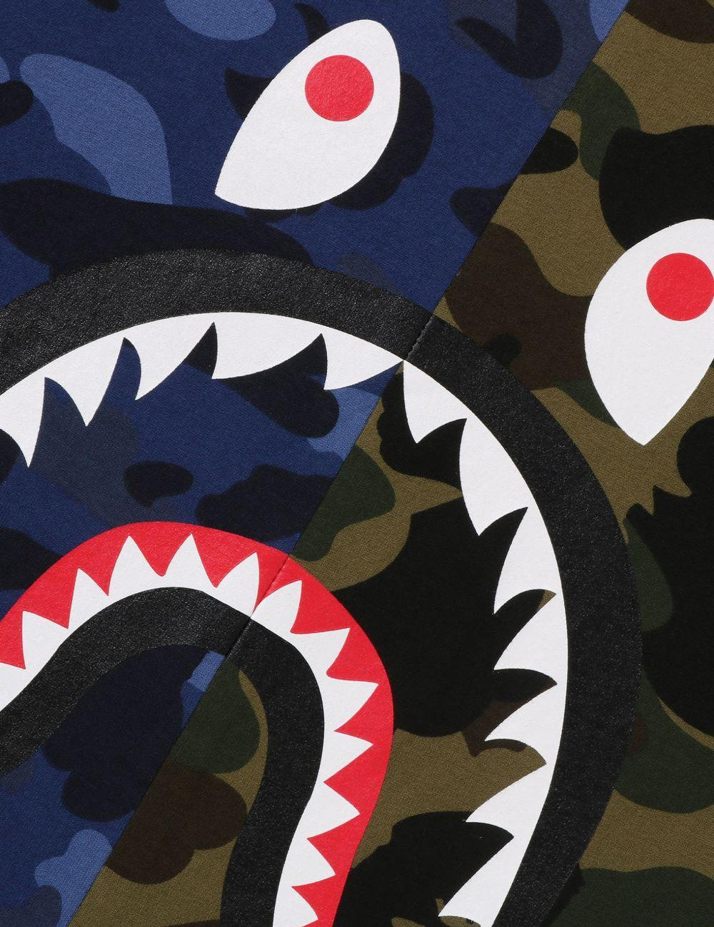 T-shirt in cotone con stampa mimetica in blu e verde A bathing ape - uomo 
