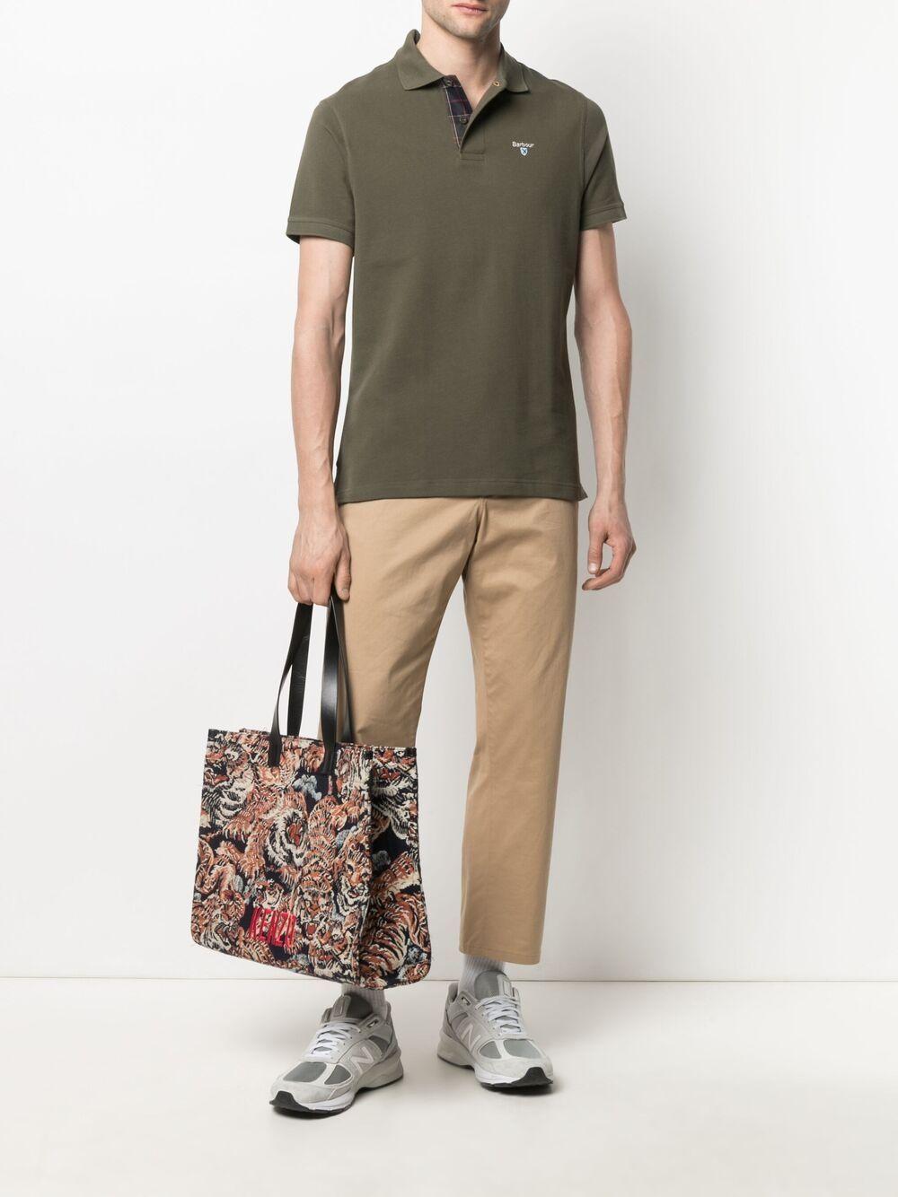 Polo con ricamo in verde oliva - BARBOUR uomo 