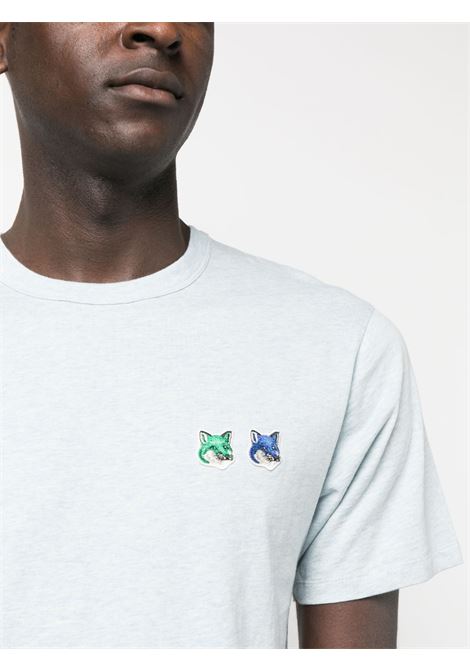 T-shirt con applicazione in azzurro - uomo MAISON KITSUNÉ | KM00101KJ0008H429