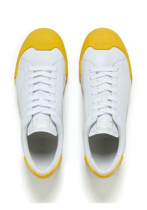 Sneakers basse con punta a contrasto in bianco e giallo - uomo MARNI | SNZU013401P5249ZO433