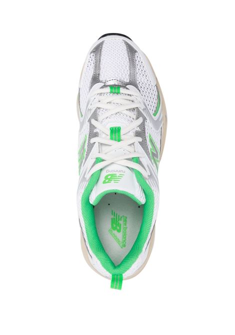 Sneakers 530 in bianco e verde - unisex NEW BALANCE | MR530ECWHTLM