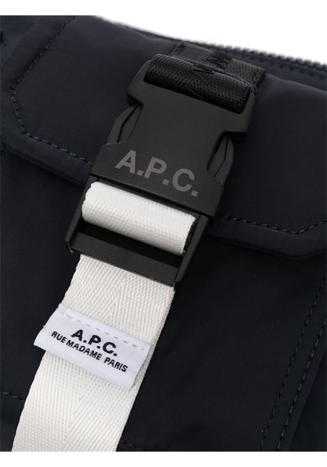 Marsupio con applicazione logo in blu - A.P.C -  uomo A.P.C. | PAAFHH62219IAK