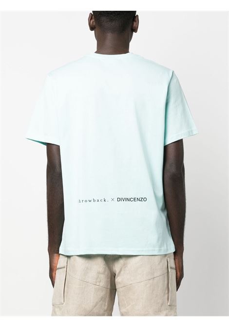 T-shirt con stampa grafica in celeste - unisex THROWBACK | DVTROOTSCIELO